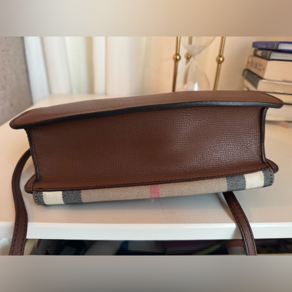 Pre-loved BURBERRY MACKEN DERBY LEATHER CROSSBODY BAG - Picture 4 of 9